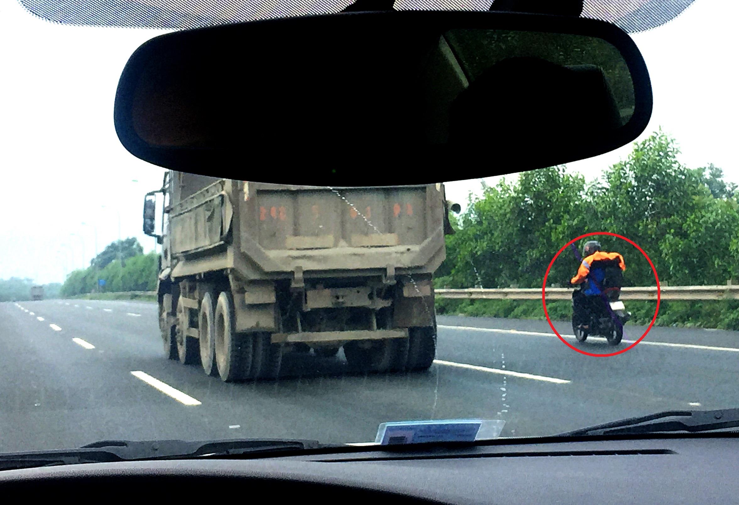 Xử lý nghiêm các xe mô tô đi sai làn trên đại lộ Thăng Long